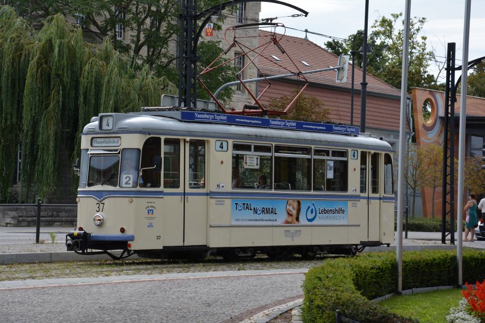Fahrzeuge des Typs Gotha am "Curt-Becker-Platz" (Theaterplatz)